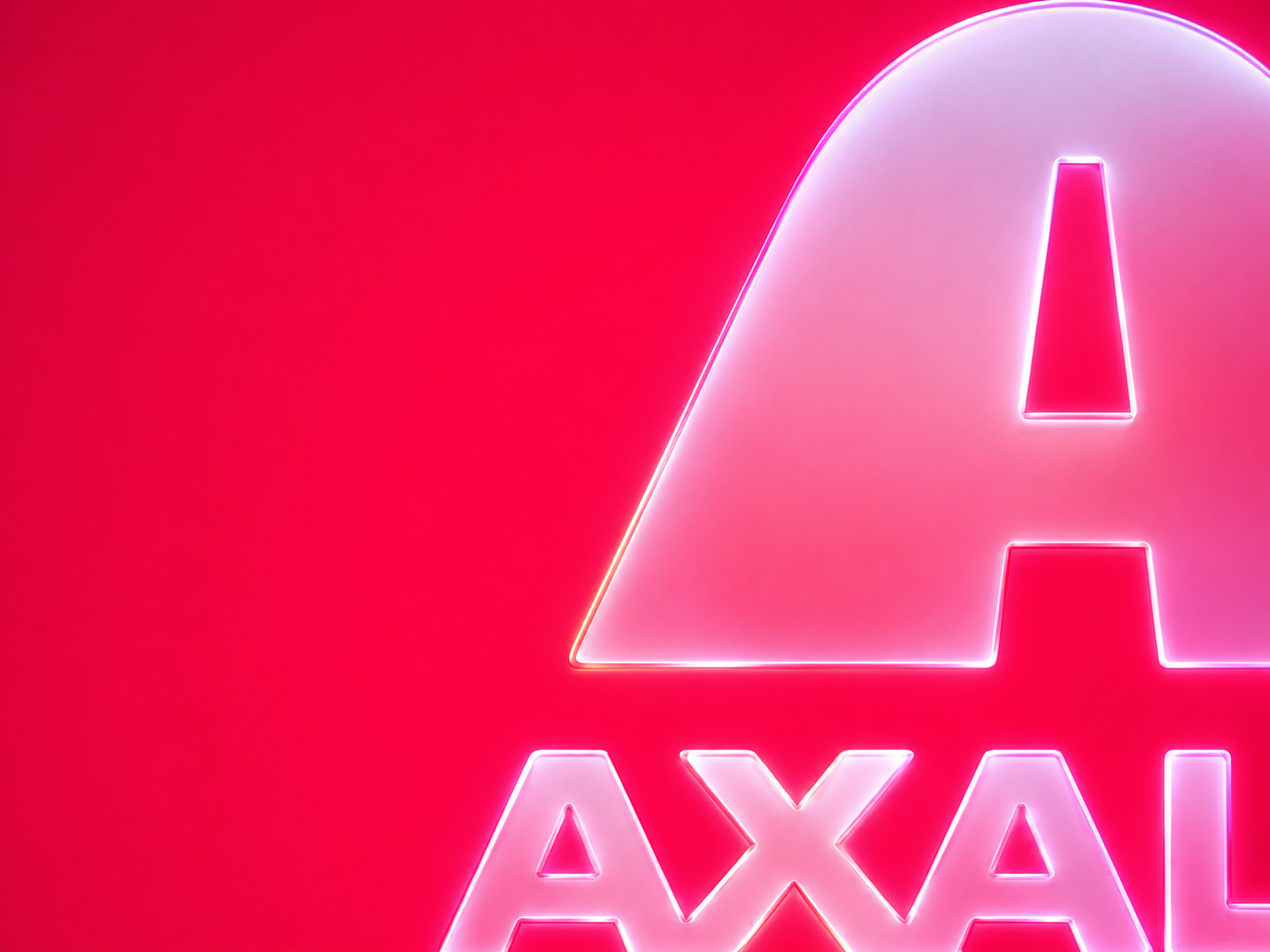 Detalle de marca roja con una letra A grande